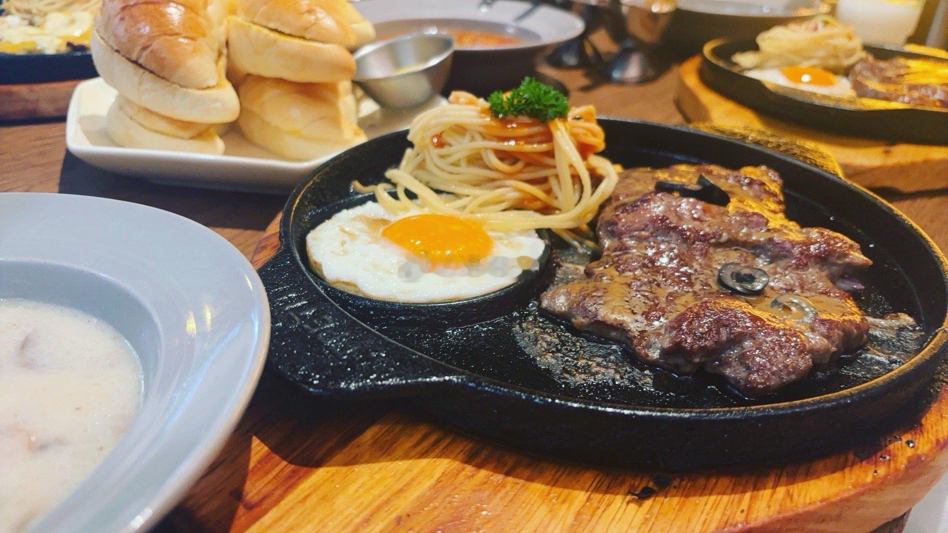 元旦快乐哦🎊跟好朋友吃了漂亮饭，唱了新学的歌，最后在人群里放气球跨年，很有意义