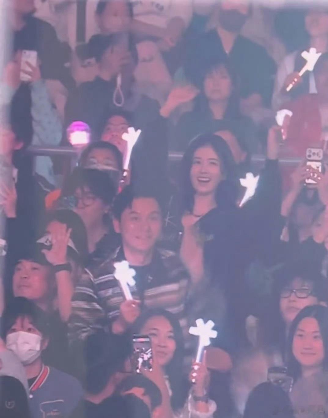白鹿曾舜晞一起去了宋雨琦演唱会 