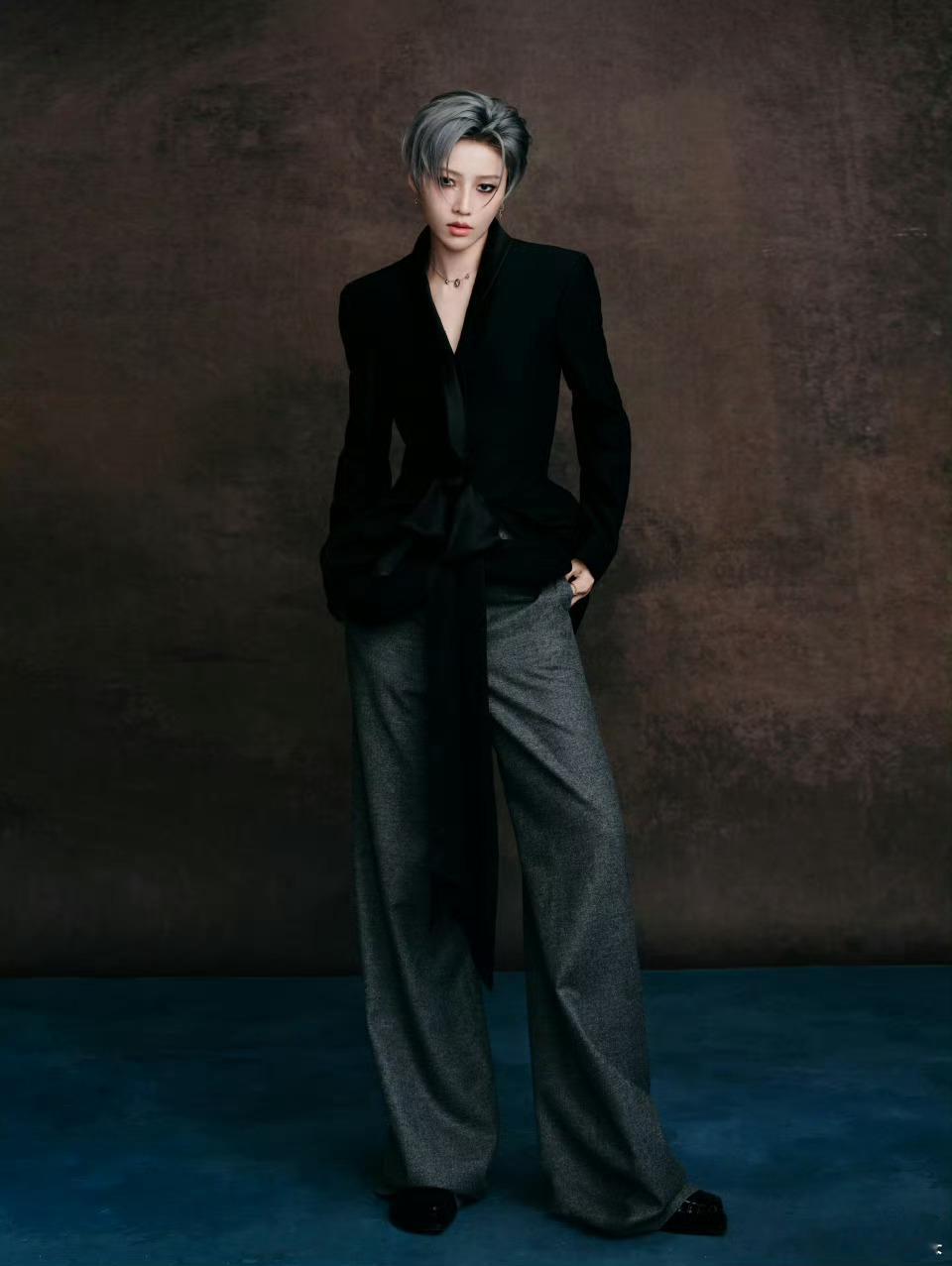 刘雨昕微博之夜出图，时尚icon表现力满满，妥妥摩登女郎