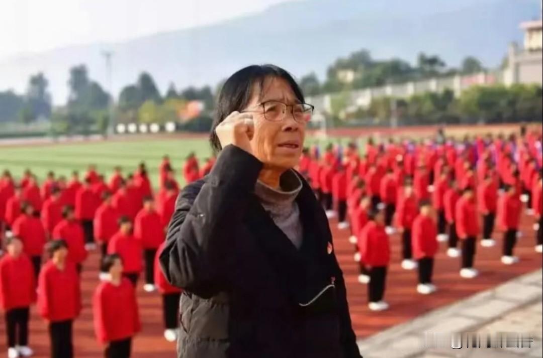 张桂梅为什么会被人们尊敬张桂梅一辈子守着大山，掏空自己供山里女孩读书，不顾病痛常