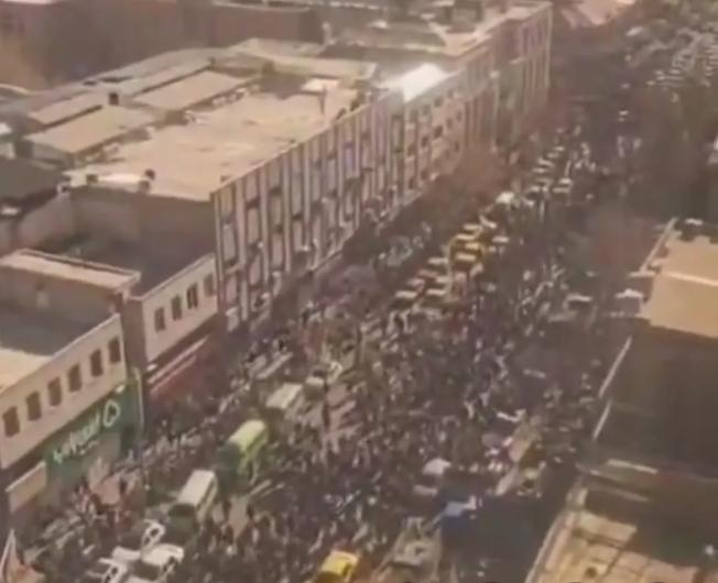 伊朗经济危机引发数年来最大规模的抗议，多地市场停摆，商贩走上街头聚集表达不满, 