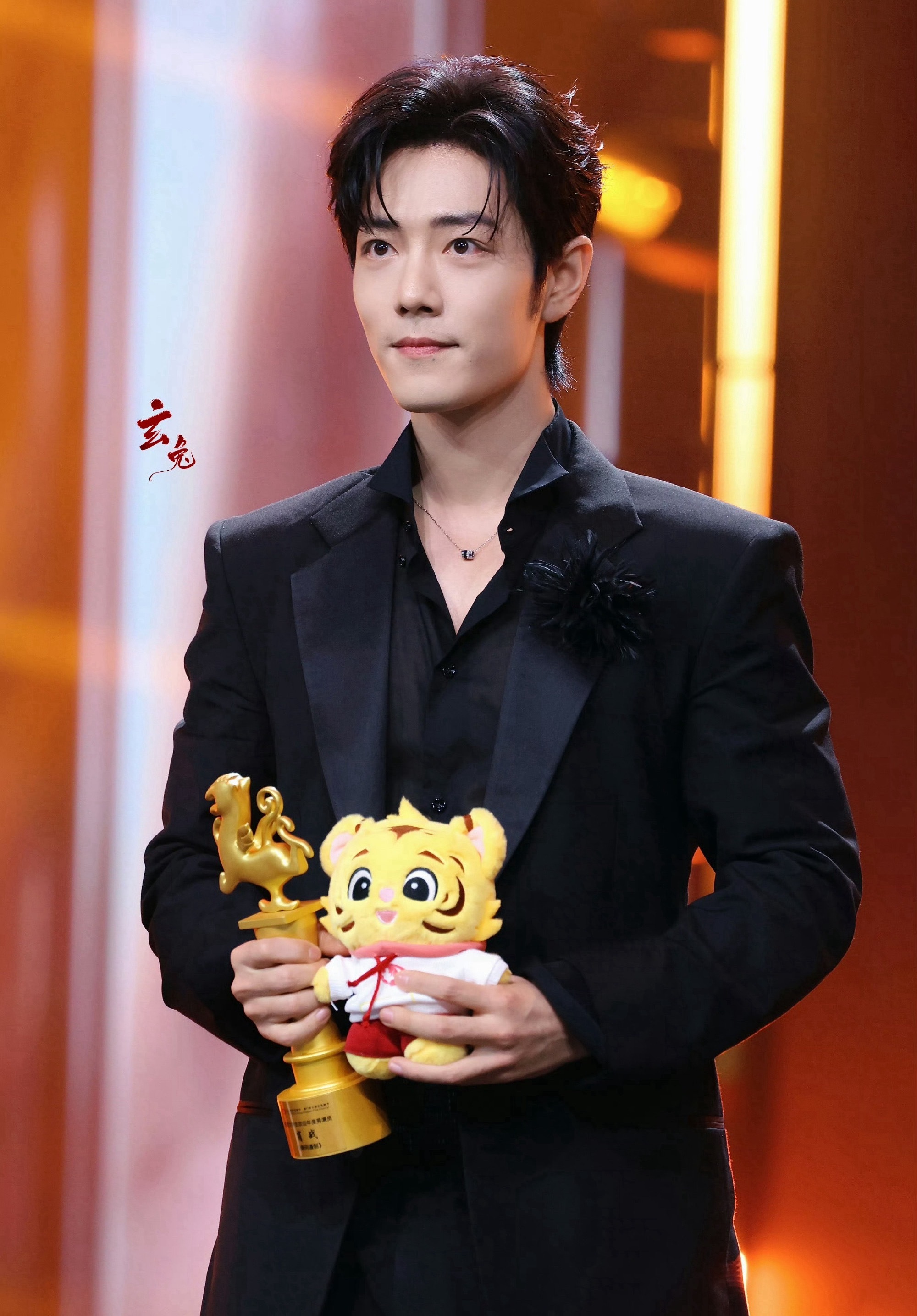 肖战大影节影帝肖战大影节镜头签肖战真的太牛了！内🐟90后唯一影视双帝！3月《藏