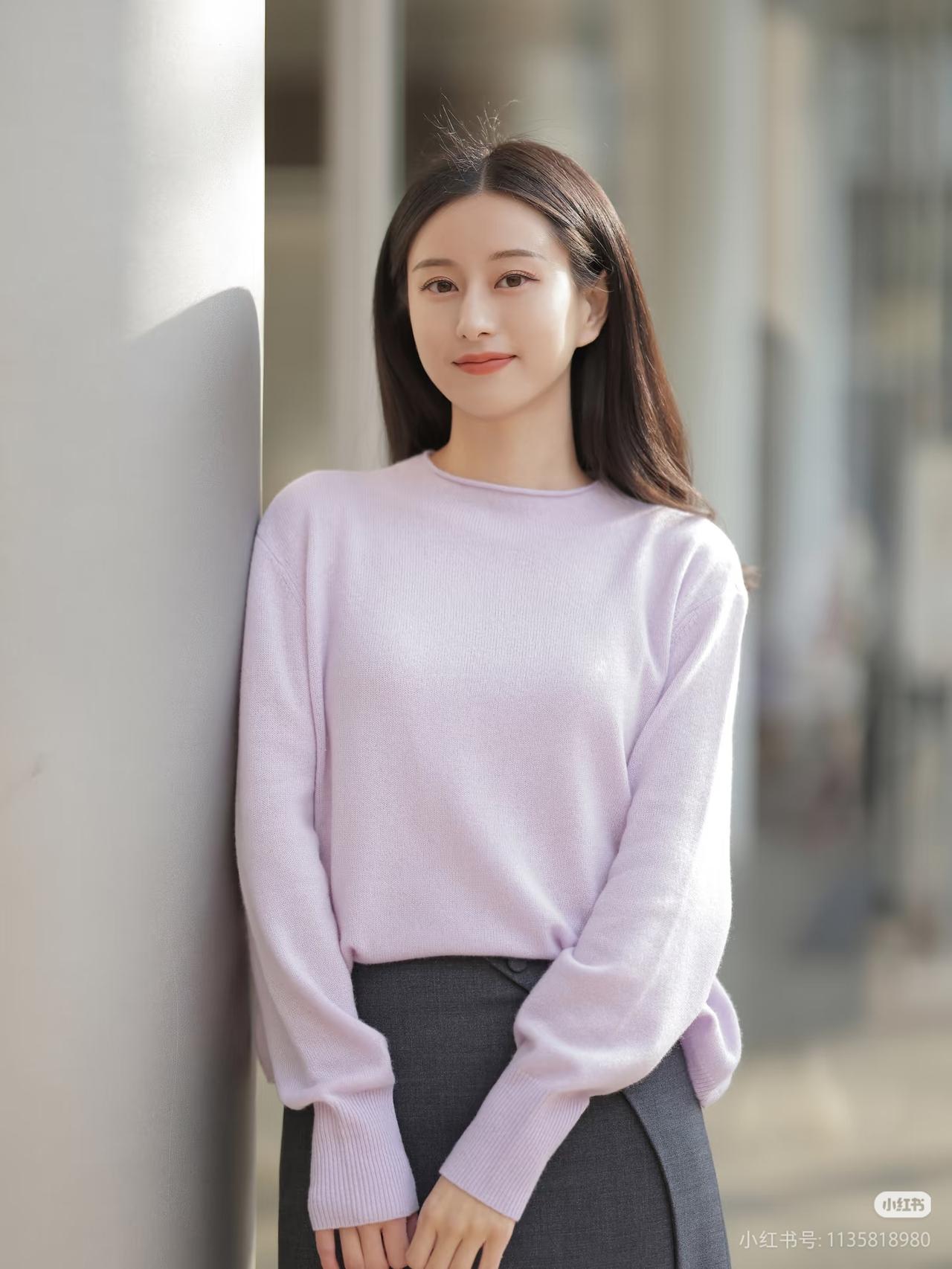 粉衣少女倚墙立，笑语盈盈似画来。