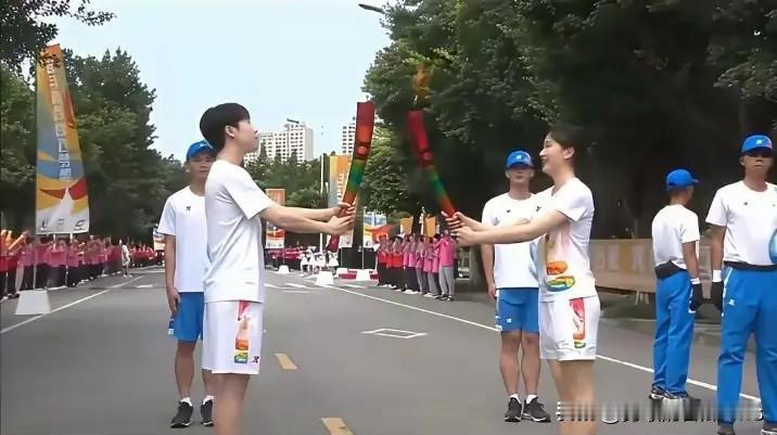 李嘉诚估计这两天挺闹心的，亚运会的火炬是在粤港澳大湾区传递的，而且香港的四大家族