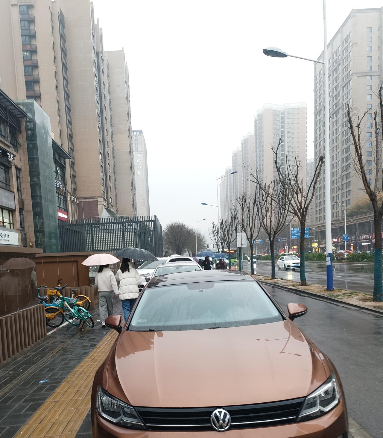 余家寨地铁F口，路边的马路牙子上，每天都会停很多车，严重影响行人通行，而且有的车