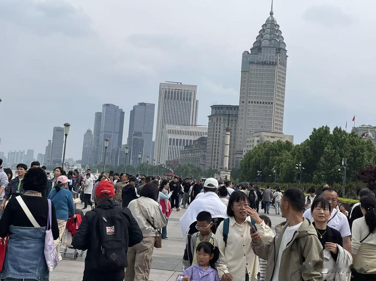 请用一句话来评价上海锐意进取，大气谦和，用宽广的胸怀欢迎来自全国各地的同胞。上海