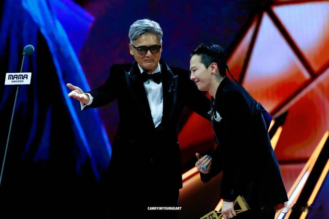 70岁周润发近照刷屏！

周润发头发全白瘦脱相，却比年轻时更有气场，和权志龙同框