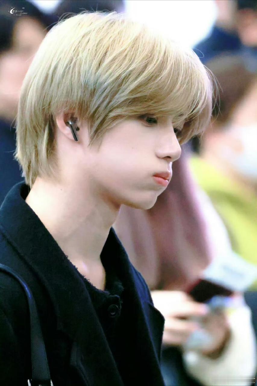 崔杋圭[超话] 五颜一机场生图即神图，金发大衣美少年，出场就是人群中的焦点崔杋圭