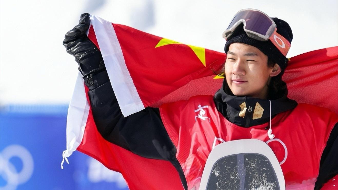 苏翊鸣疑似被日本裁判压分 米兰冬奥会单板滑雪大跳台决赛，苏翊鸣获铜牌，因第二跳落