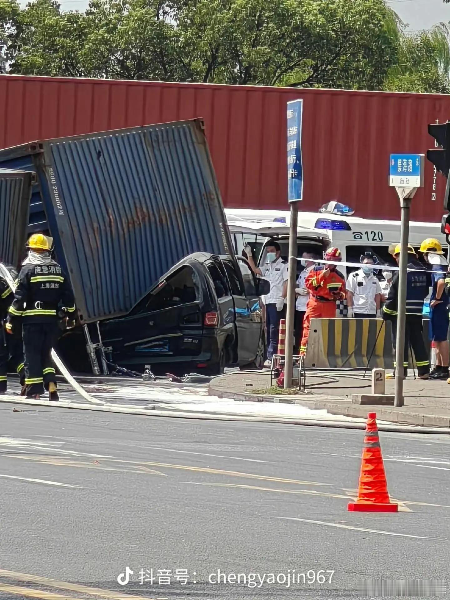 #上海华东路交通事故致5人死亡#唉，五条无辜的生命啊！一个集卡，走在自己的车道，