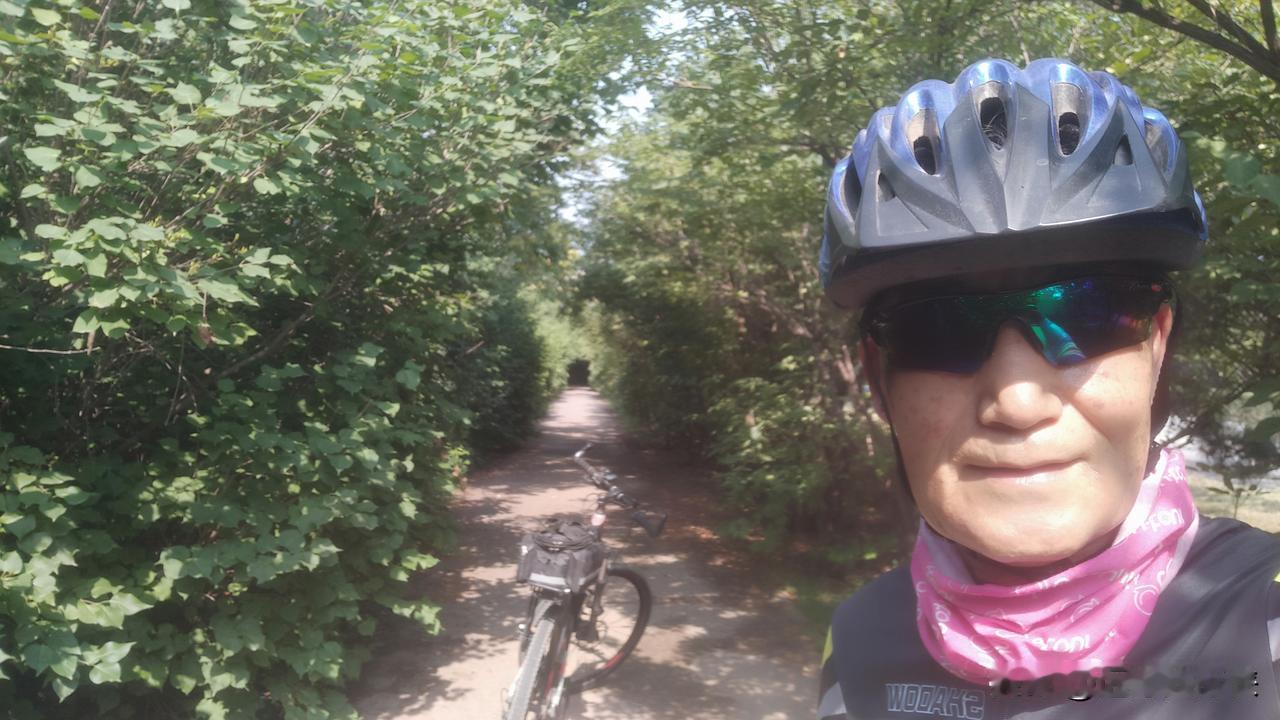 今天持续高温天气，25~36℃，坚持骑行了40km，汗水湿透了衣衫。
研究表明: