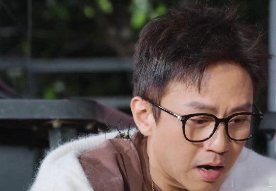 邓超superman变spiderman邓超把毒蜘蛛放在头上超哥头顶放毒蜘蛛，直