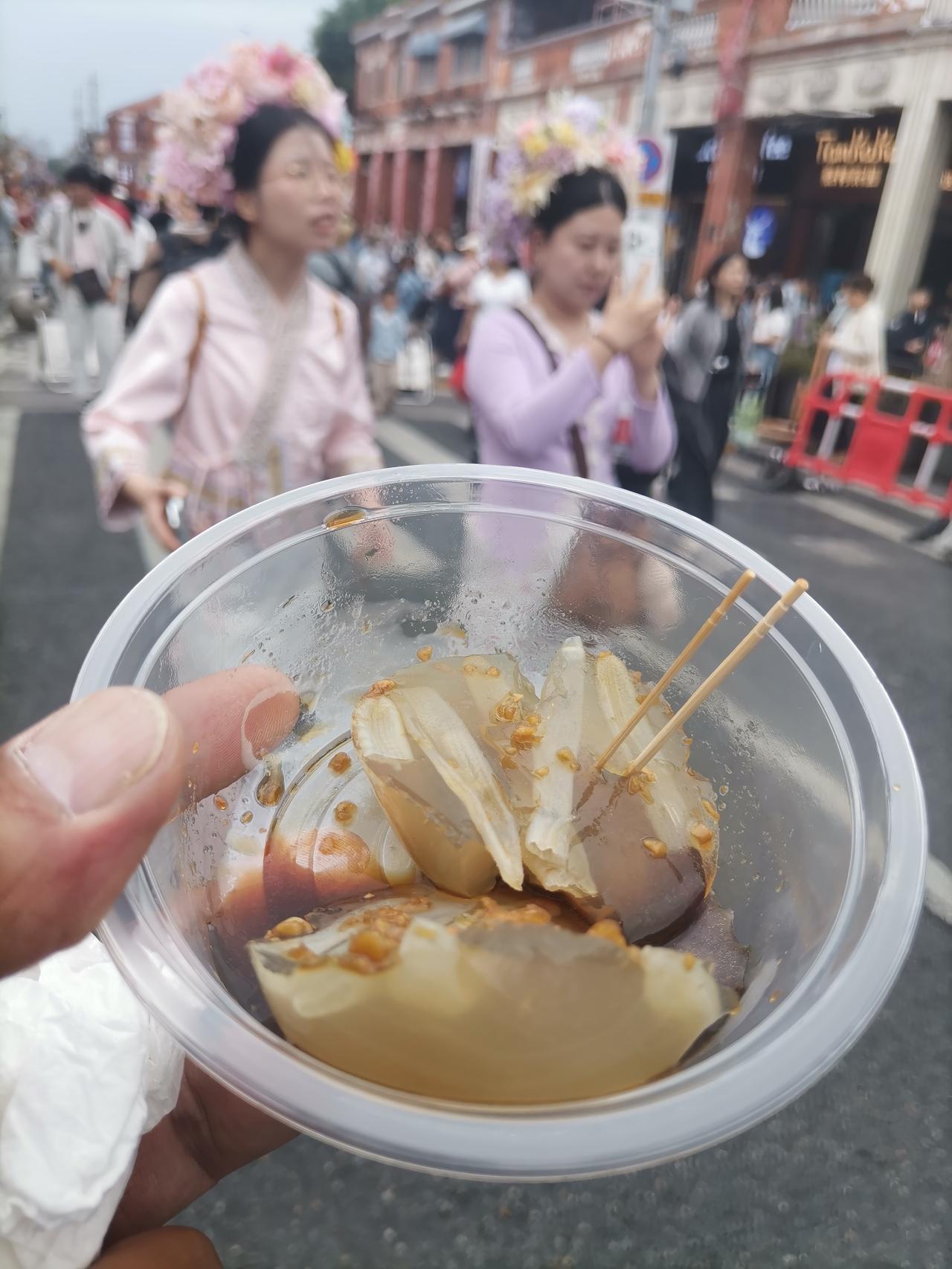 泉州特色小吃土笋冻，那可是独特又美味！土笋冻其实是用沙虫熬制冷却而成。第一次吃土