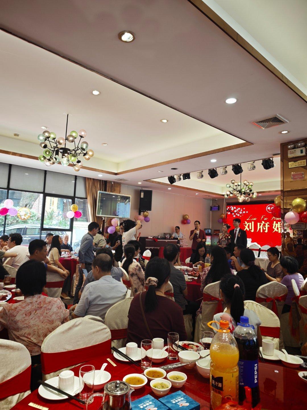 参加认识20年的老朋友，某医院的主任，医生，老乡儿子的婚礼。当年的小男孩，如今长