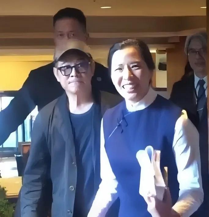 李连杰是华人最优秀的武打演员，年轻的时候也是帅哥一枚，祝李连杰先生健健康康，平平