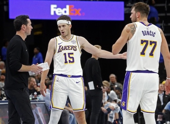 推卸责任？ 雷迪克回顾了周四（对阵雷霆）的惨败，并为自己在湖人落后30+分时、仍