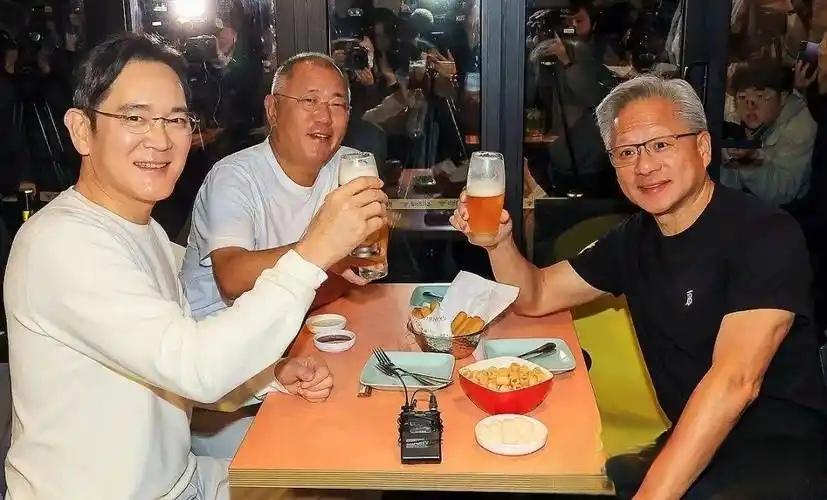 黄仁勋在韩国干了件大事！炸鸡店高喊“全场免单”！

结果买单的却是两位韩国大佬。