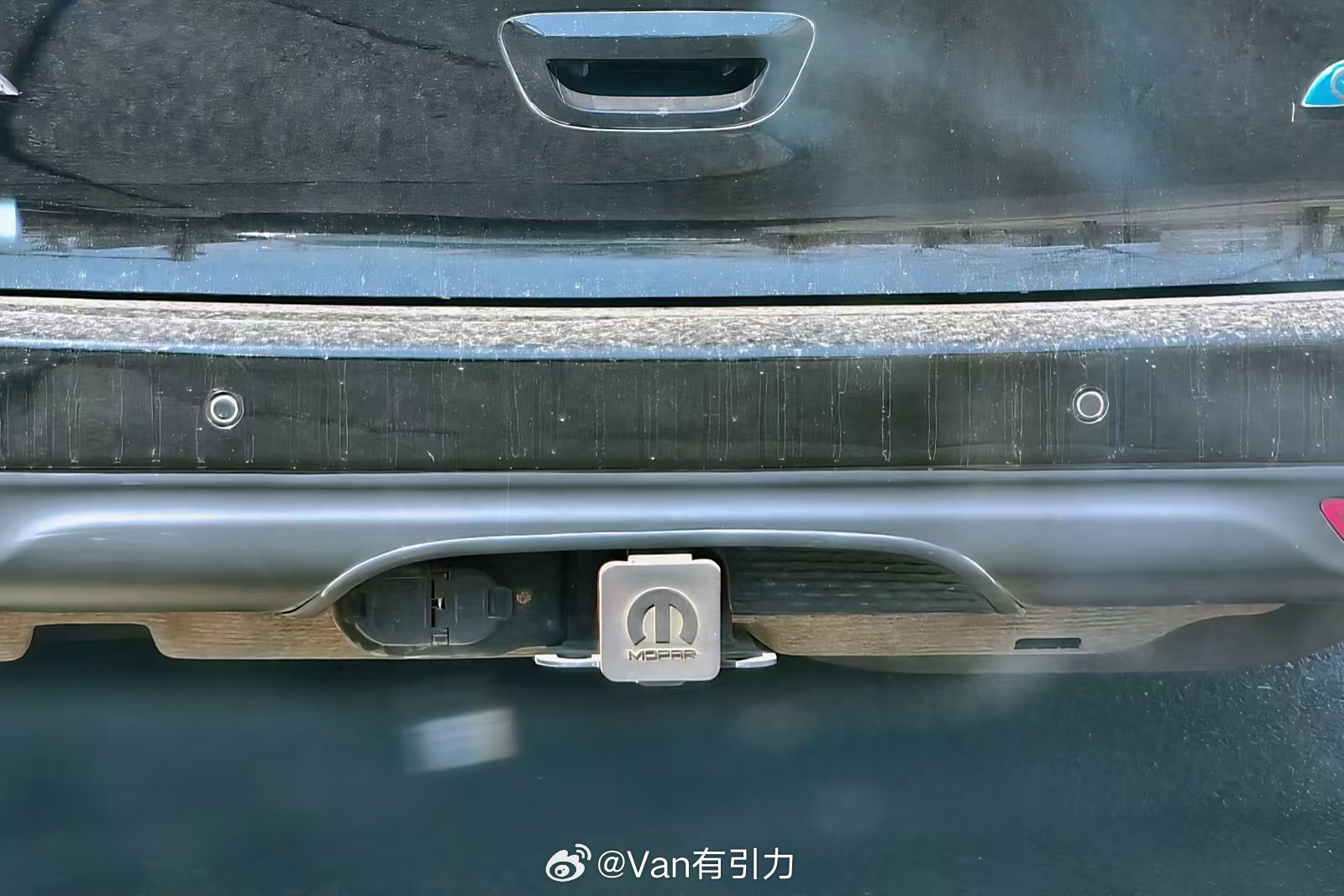 又遇到一台细节有亮点的捷龙，不但有美式方口，还是Mopar原厂件呐！克莱斯勒大捷