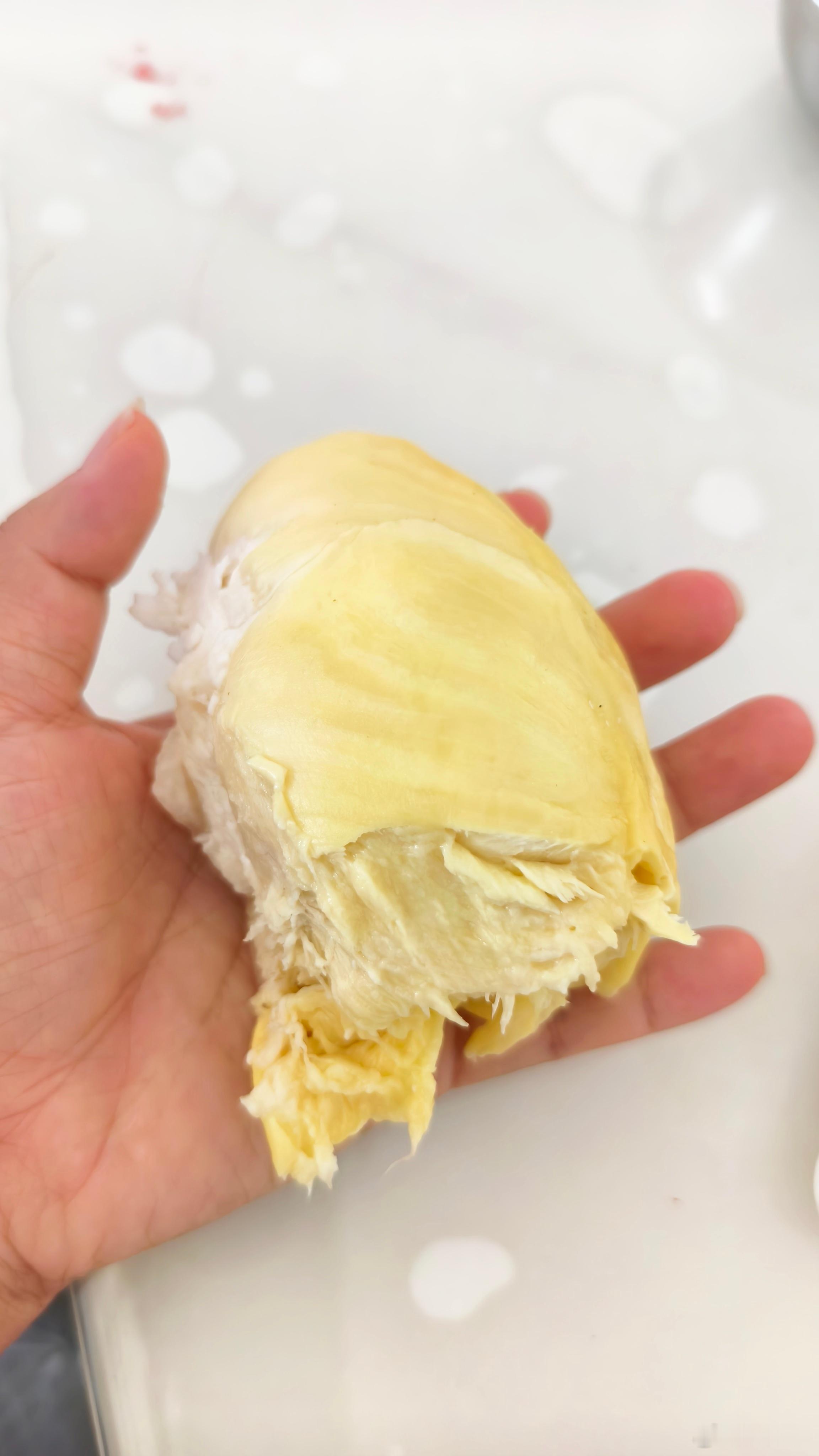 刷到一个博主说，榴莲其实并没有什么营养，还高糖，还非常贵。不过这么贵的榴莲，也不
