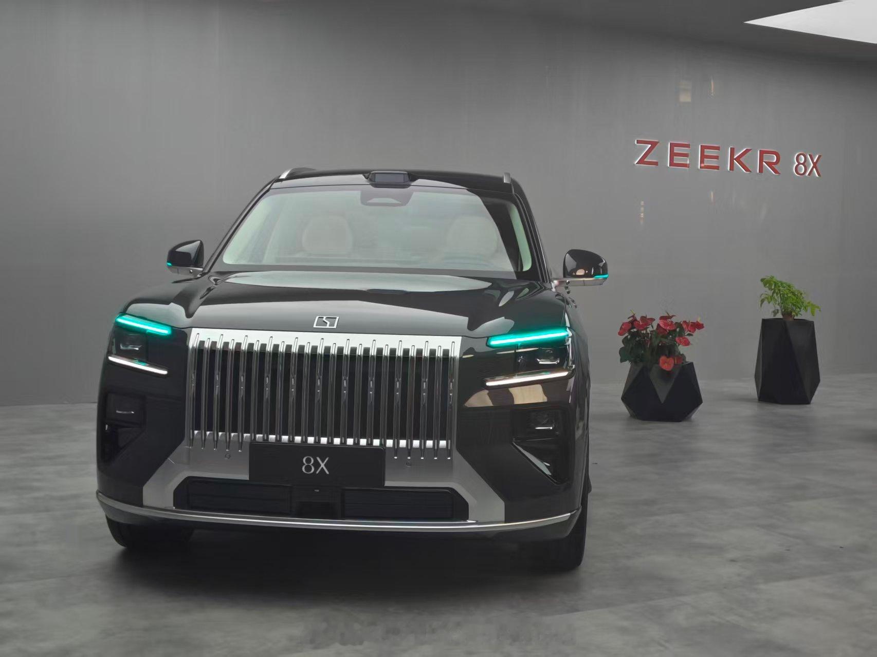 极氪8X 预售价，37.68万元-51.68万元，分四个版本。极氪8X配备超14