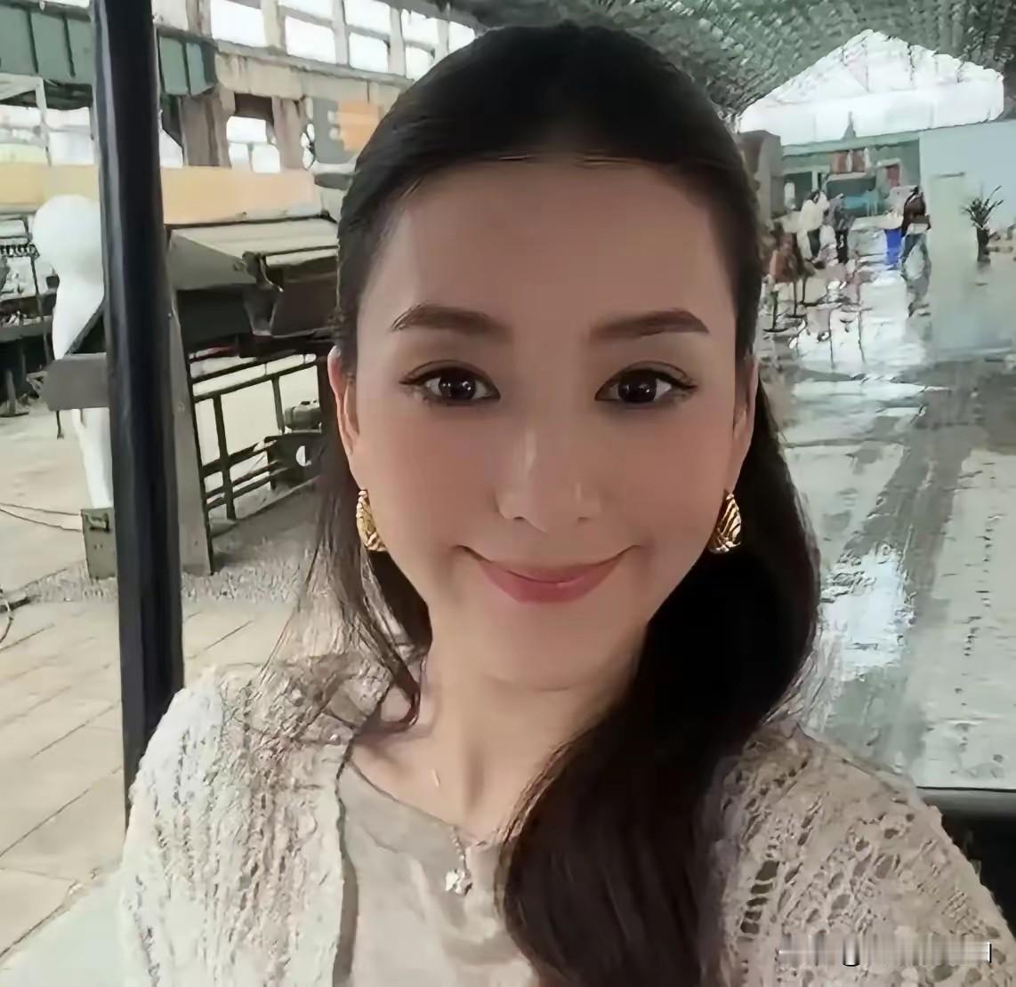好奇查了下方媛的出身
不查不知道。一查吓一跳，
方媛根本不是什么资源咖，就是靠自