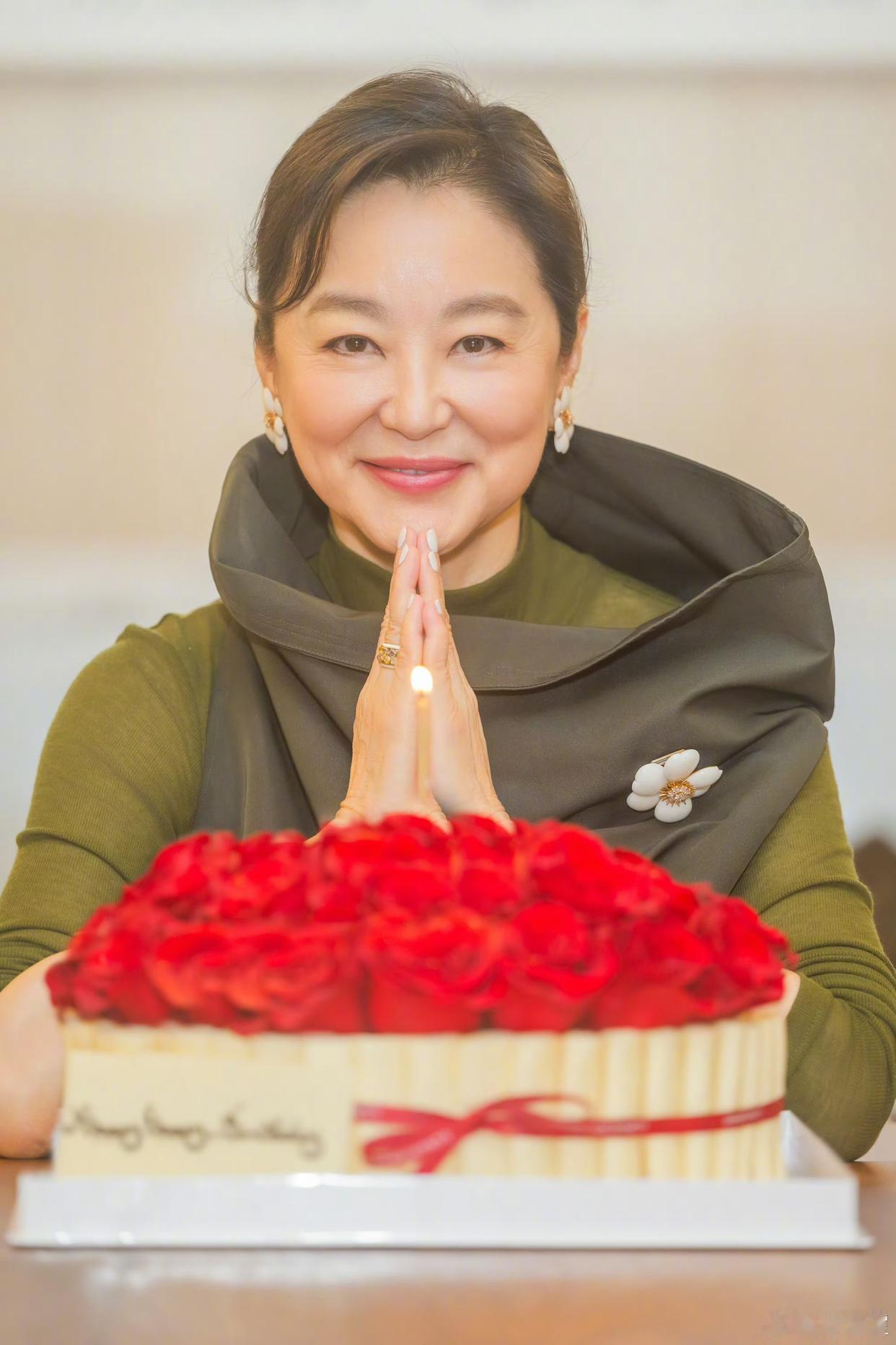 71岁林青霞晒庆生照，不愧是港片颜霸，老了依然美丽优雅，果然岁月不败美人。 ​​