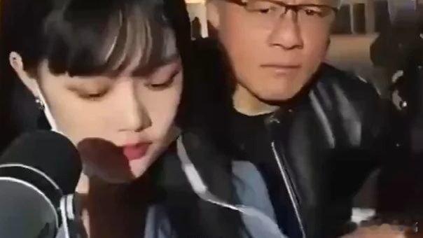 凤凰新闻【黄仁勋误入美女的户外直播，互不认识并且点歌，没有一点架子】黄仁勋误入美