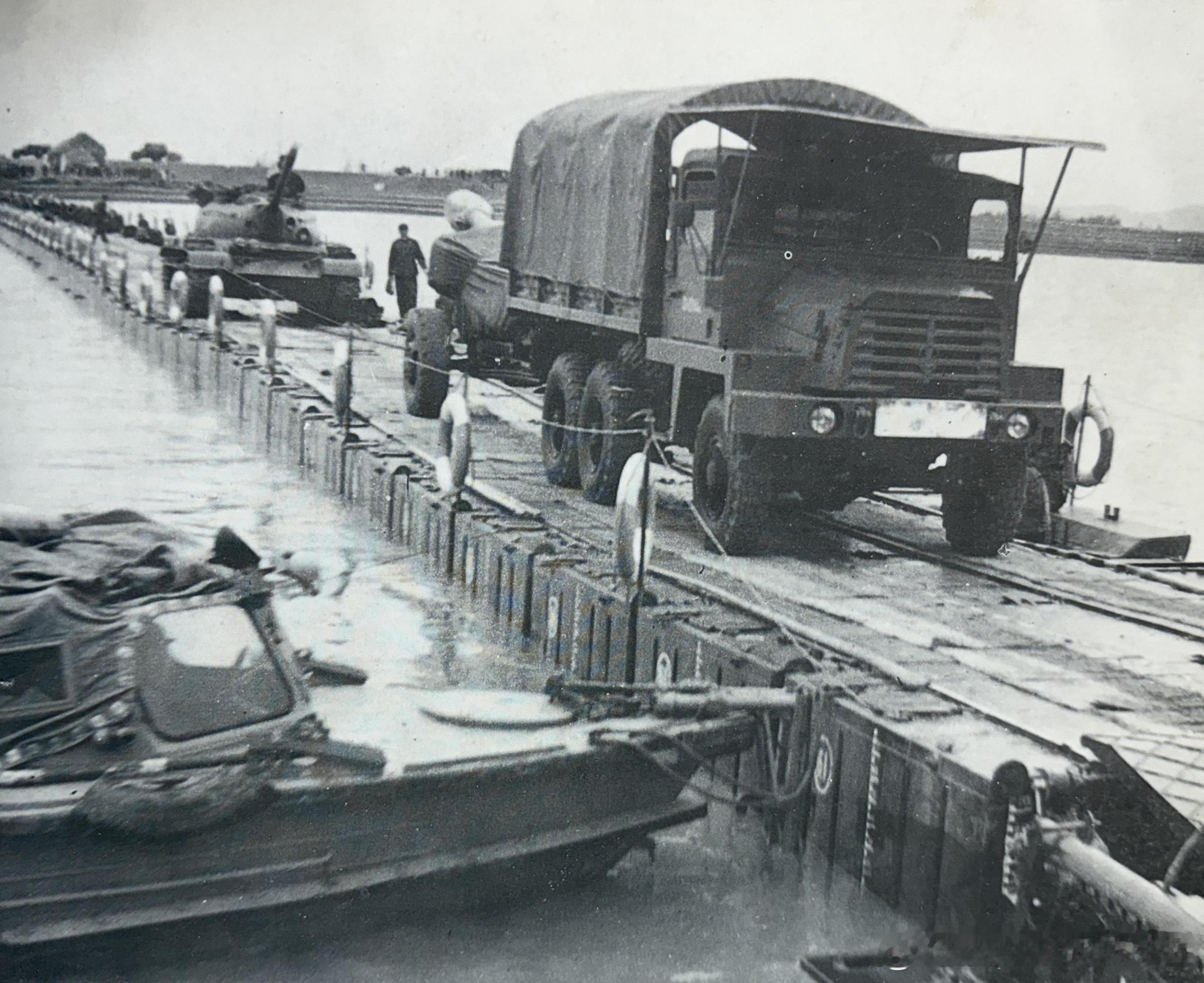 1974年11月12日工程兵军工产品定型委员会在南京上新河长江夹江对74式重型舟