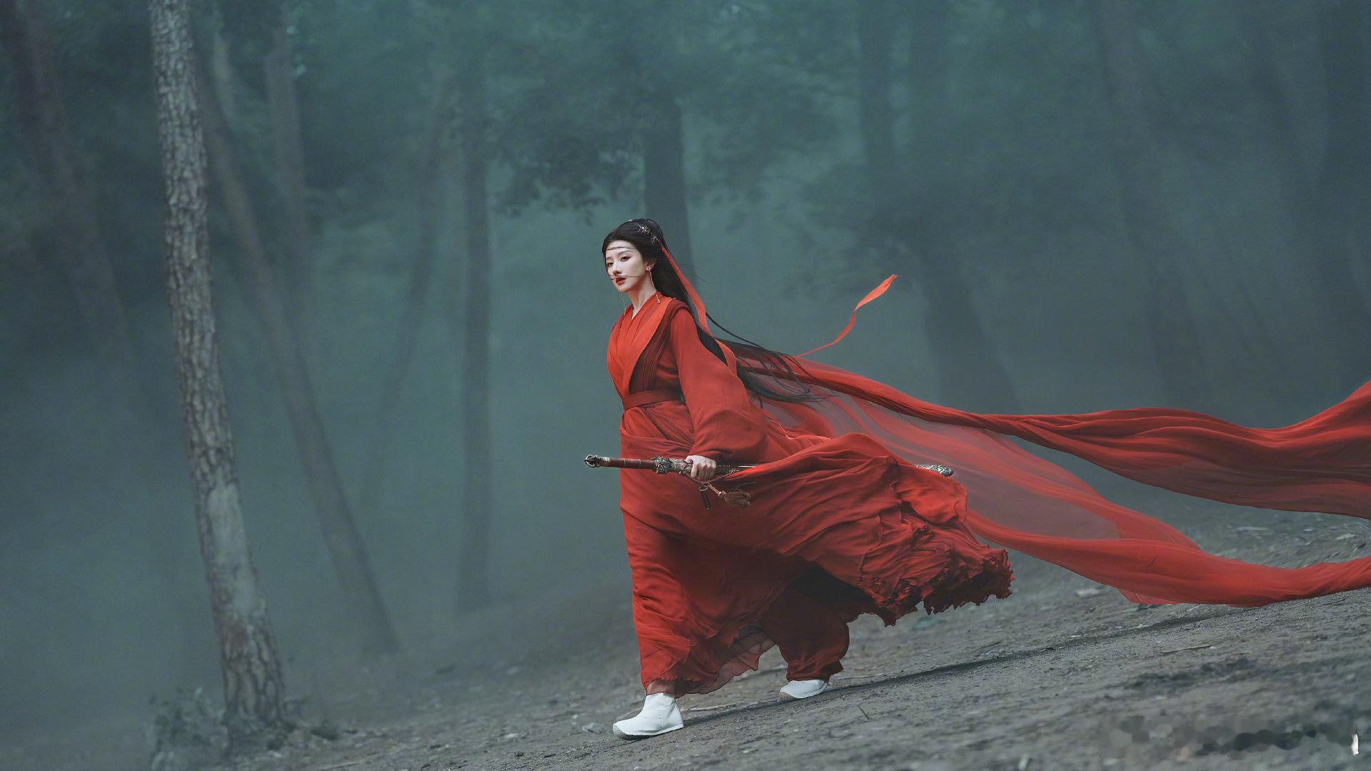 王鹤润红衣好有江湖侠气 谁不被竹林红衣造型惊艳到！眉眼间藏尽侠气疏离感，冷艳又大