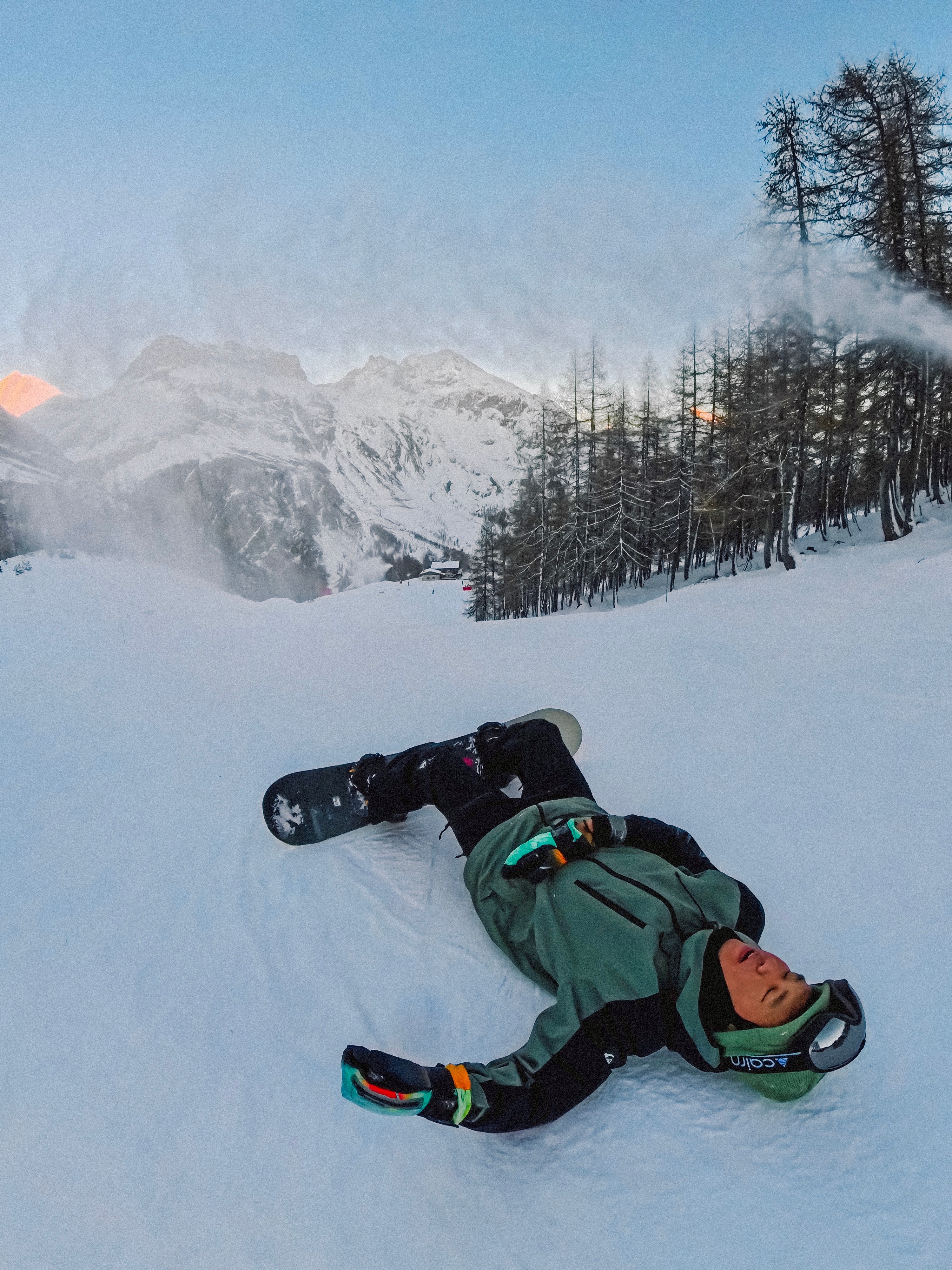 这次征战阿尔卑斯山摔了两次狠的。[苦涩]一次向前摔，感觉五脏六腑都要震出来…[淡