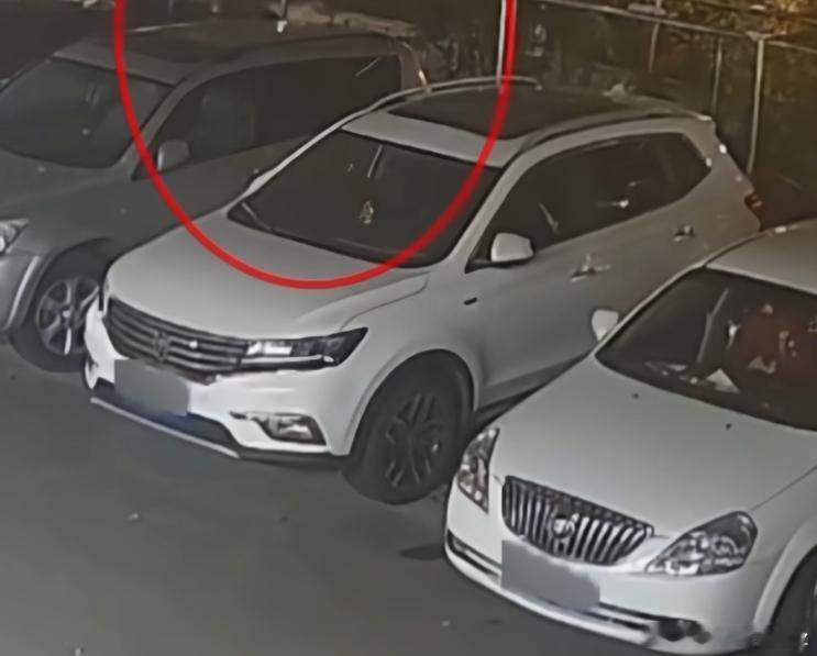 后备箱放30万现金，结果被同小区人顺走——别怪蓝牙钥匙穿墙，怪咱把车当保险箱了?