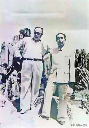 🍁1955年4月，周总理与陈毅赴印尼出席“万隆会议”，途经昆明、游览石林，并合