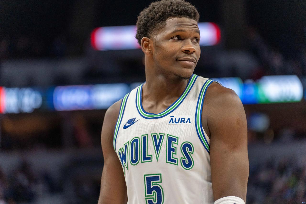 因多次公开批评裁判判罚，今日NBA官方宣布，对爱德华兹罚款4万元。