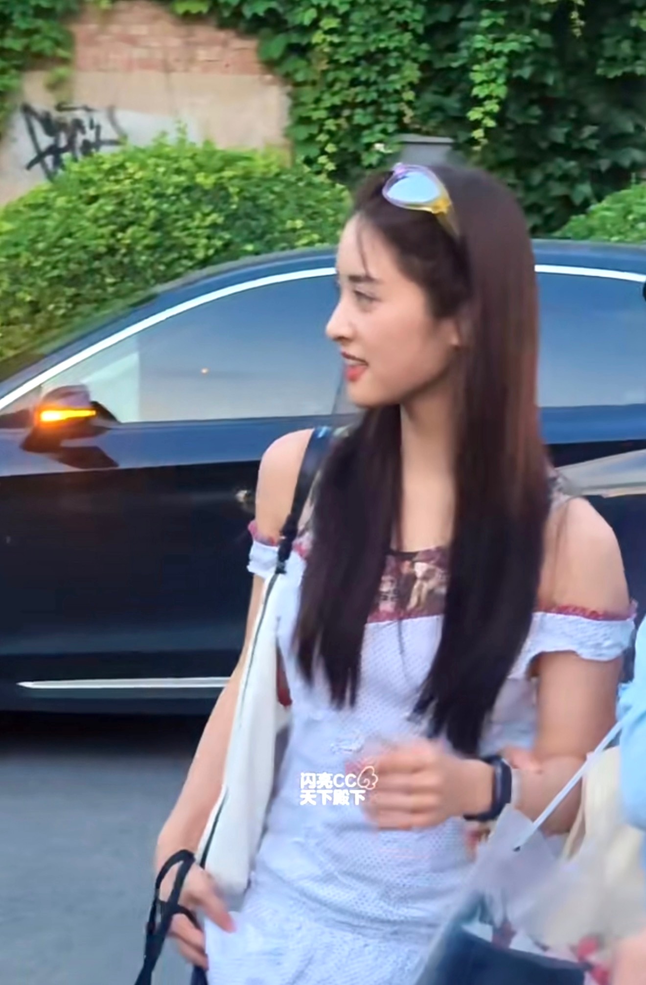 这好像是我们妞妞头发又长又顺滑以后第一次染发吧 有光好明显耶 