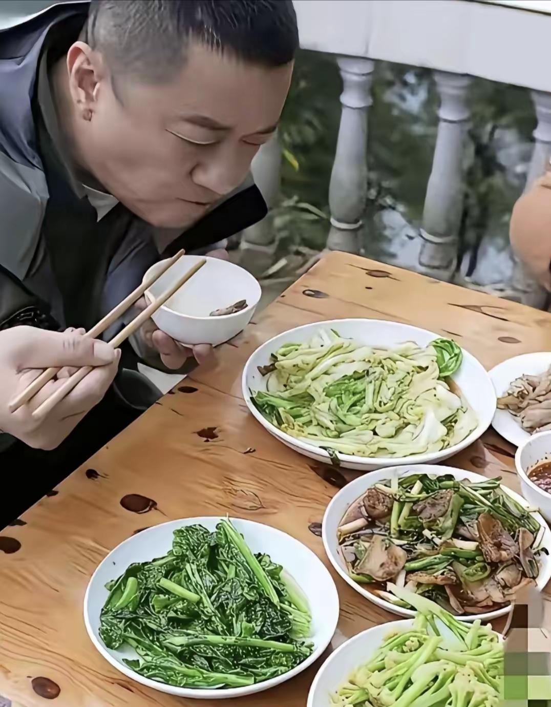 嘿，看到说李亚鹏也在吃草，我瞬间就乐了。这“一天吃两斤草”的说法太逗了，不过细想