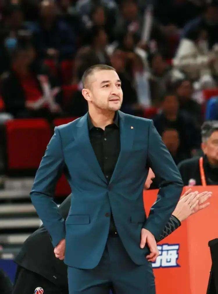 西热力江20个月没接到一个CBA主帅的电话。
这不是停职，是晾着。
一个抖音有1