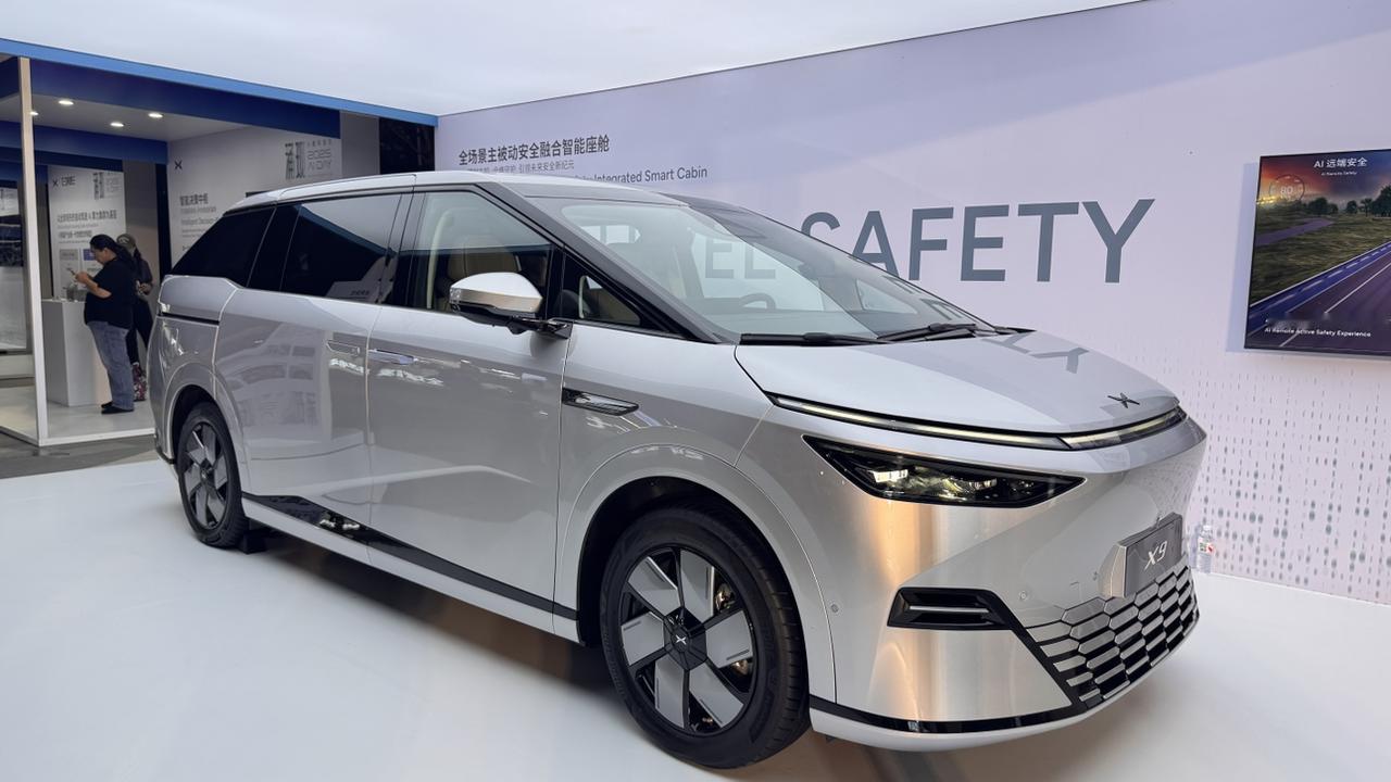 小鹏X9超级增程版
昨日公布了预售价35-37万
没有早前大家猜测那么低
对比纯