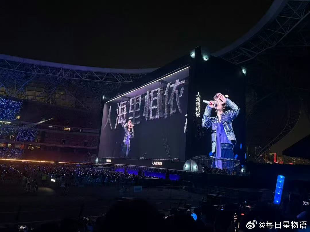 张杰从天而降的歌词  视觉震撼！郑州演唱会水幕舞台氛围感拉满！巨大水幕自上空倾泻