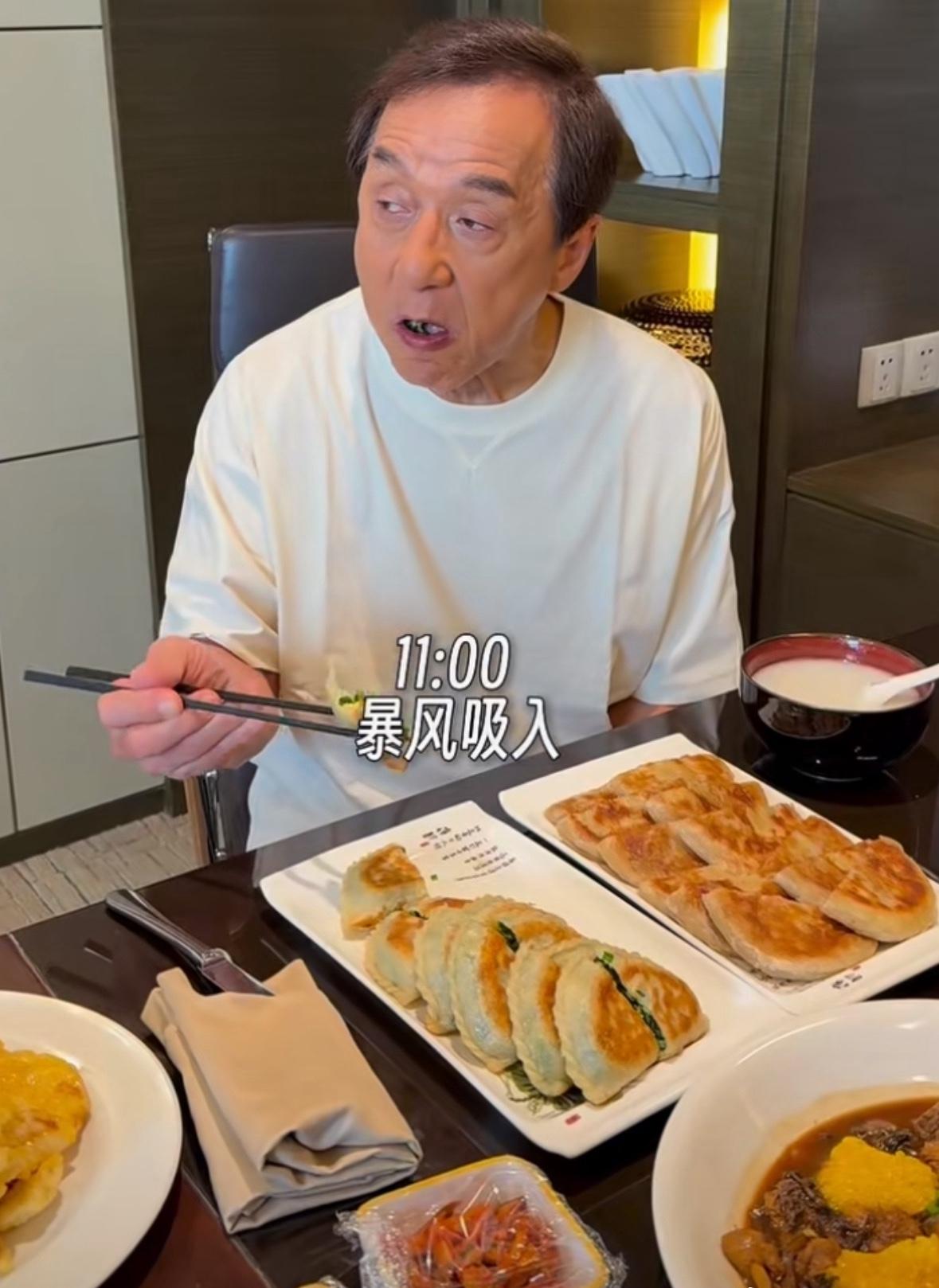 72岁成龙现身哈尔滨，忙着庆祝成家班成立五十周年，满满当当的行程，连年轻人看了都
