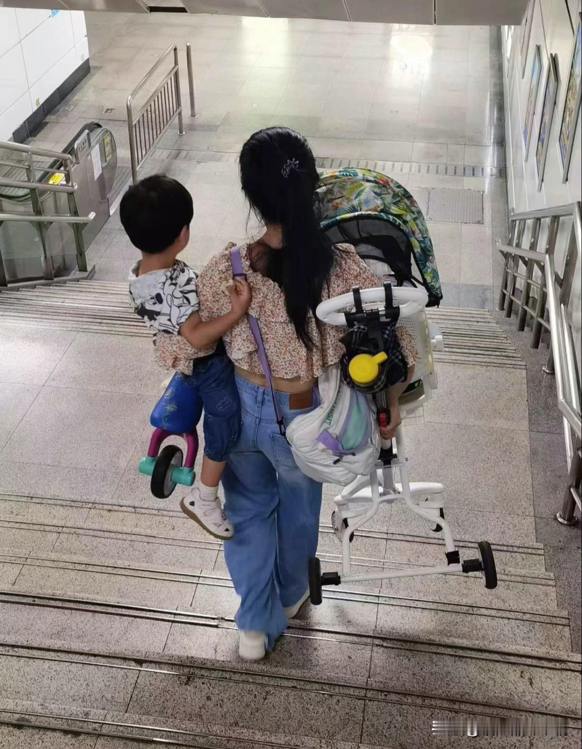 独身带娃哪是“累”字能概括的，简直是连轴转的兵荒马乱。白天要赚钱养家，下班冲回家