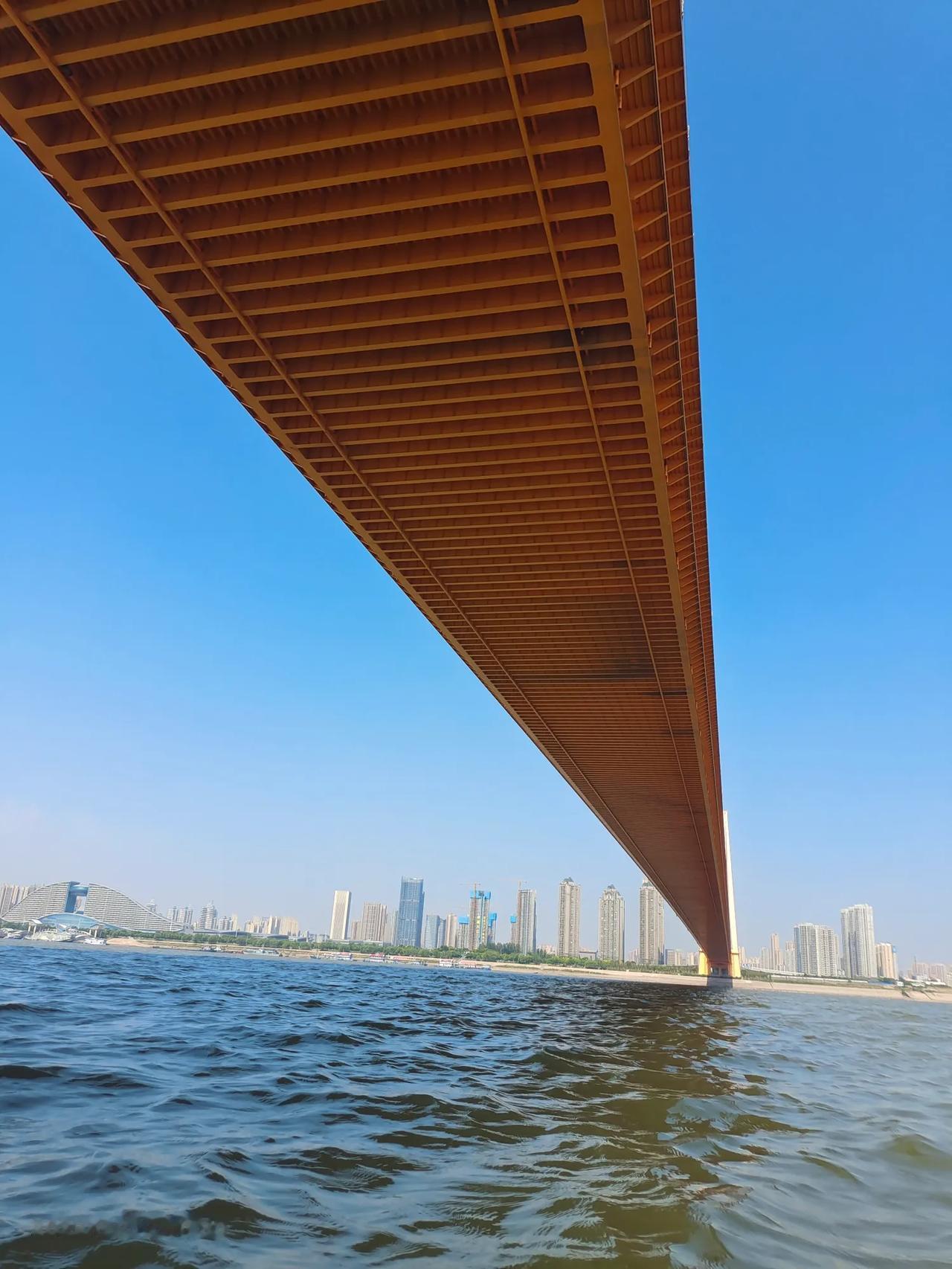 这是在长江游泳水中拍摄的桥梁照片