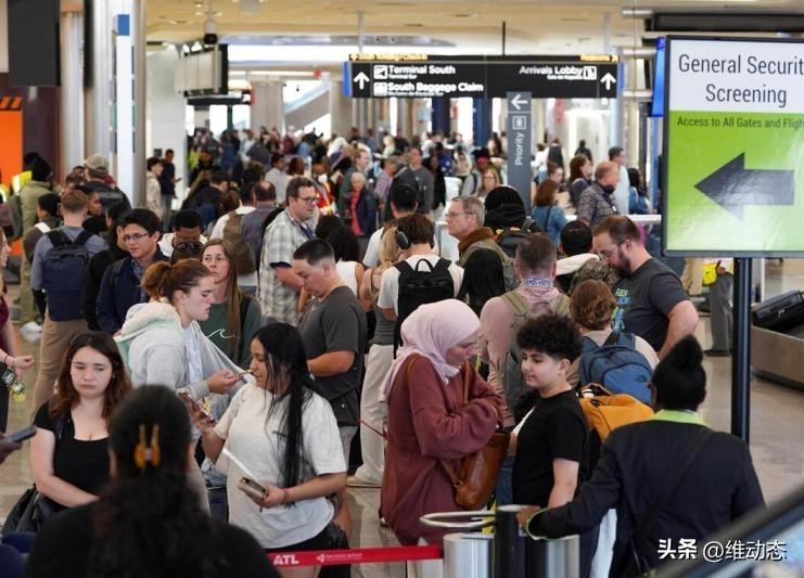 特朗普计划将ICE人员部署至美国各地机场

美国总统特朗普表示，如果国会民主党人