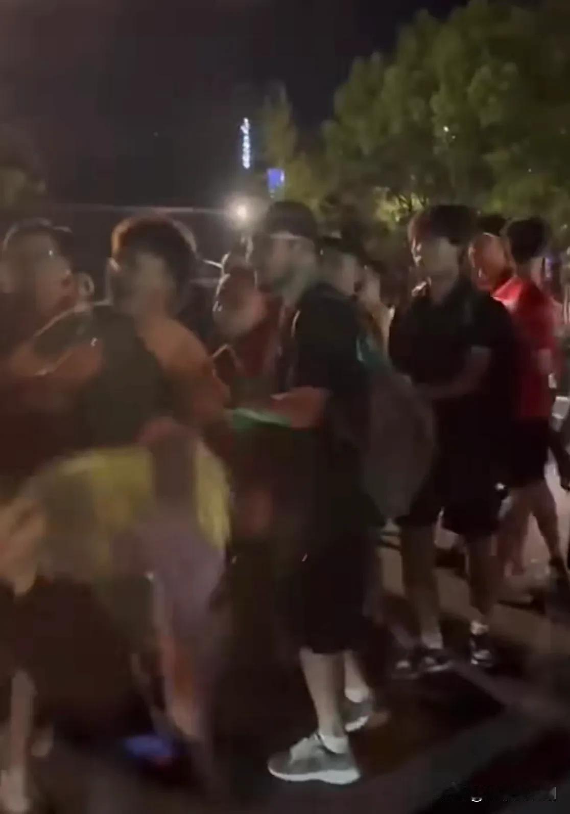 浙江球迷围堵成都球迷，反被暴打

昨天的中超联赛，浙江主场对阵成都蓉城，主场惨败