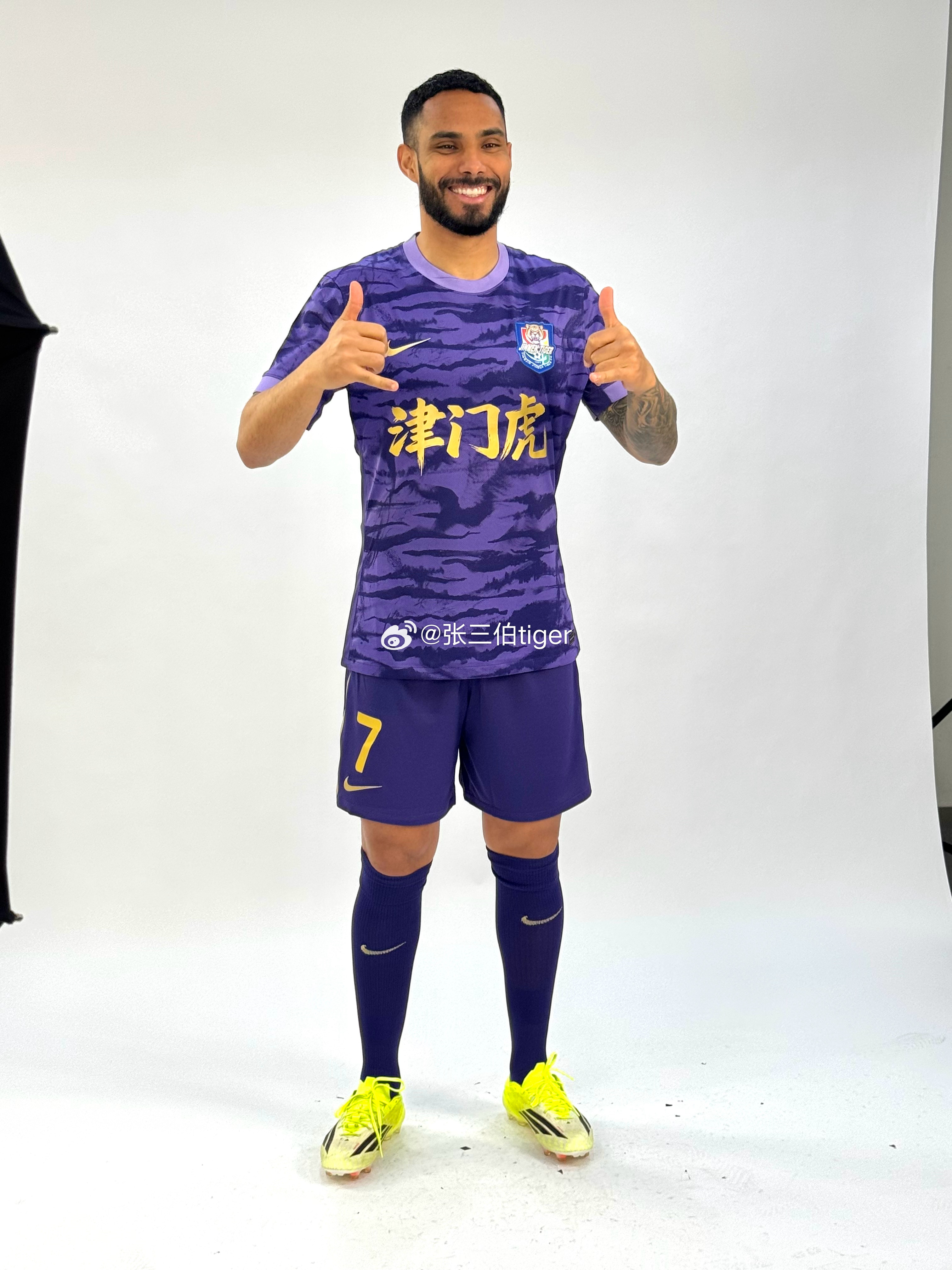 昨天拍摄定妆照的一些花絮。整体拍摄非常顺利，队内气氛还是一如既往的好。几位新来的