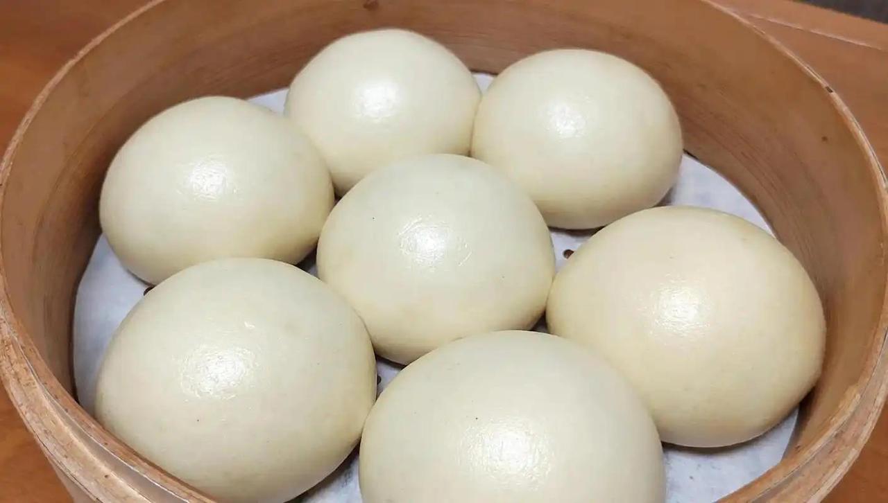 胃病与馒头的关系，医生忠告：若想保护胃部，要减少吃这4种食品

很多人胃不好，第