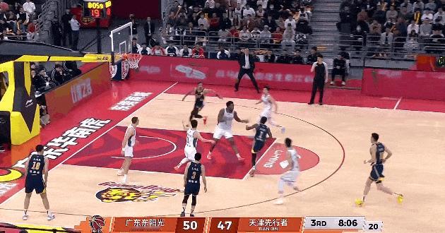 广东配合辣眼睛，萨姆纳给大了，奎因篮下上篮居然来个过桥



广东这次进攻看不明