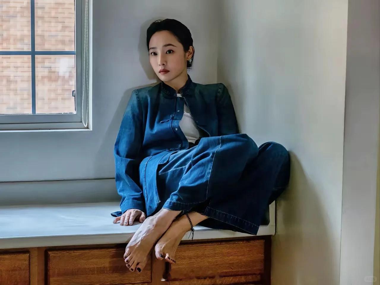 白百何，171cm，静坐窗前。 