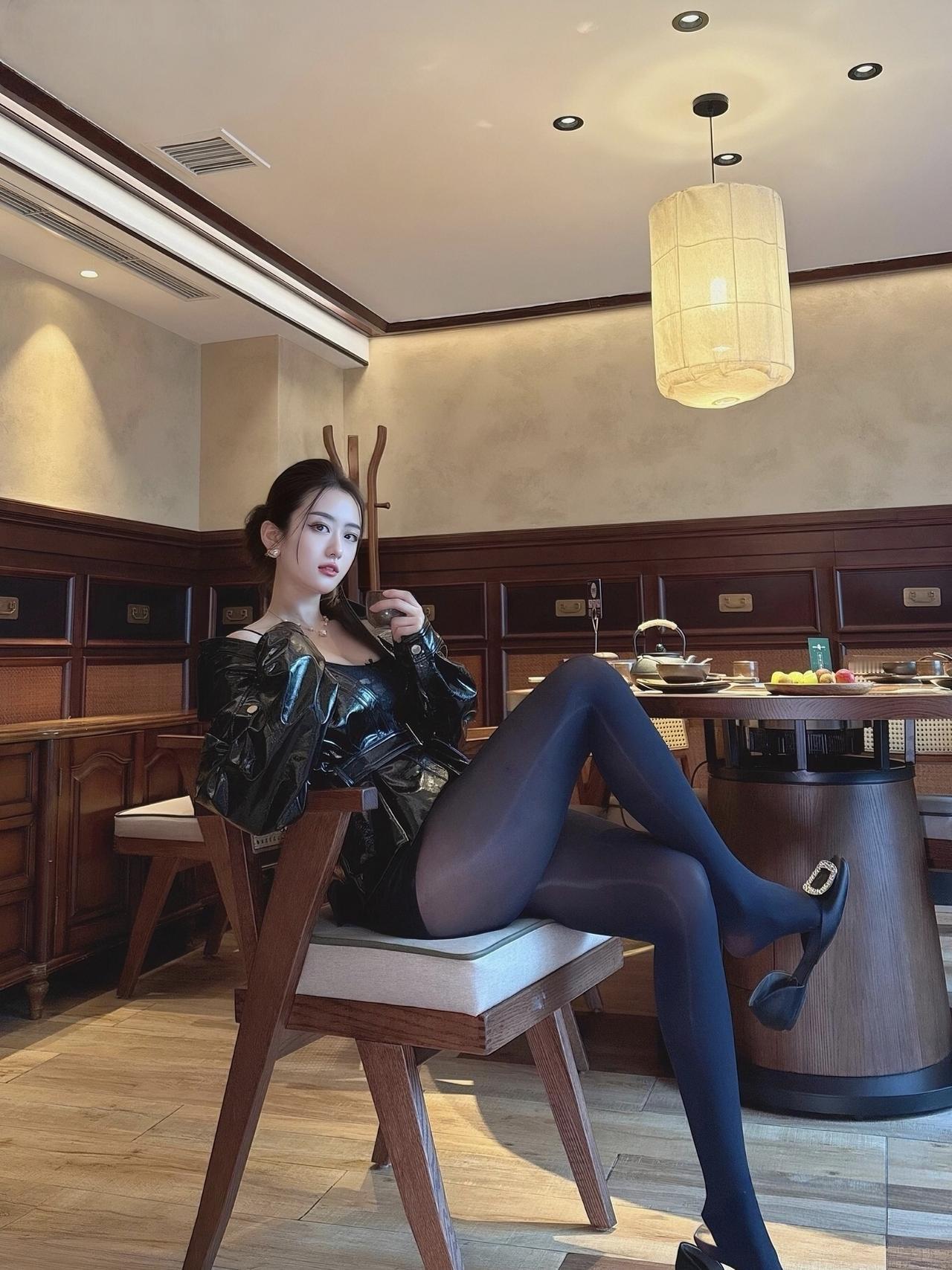 这家新中式茶馆也太会拿捏氛围了！亮面黑外套+黑丝的搭配，又酷又撩，露肩设计刚好中