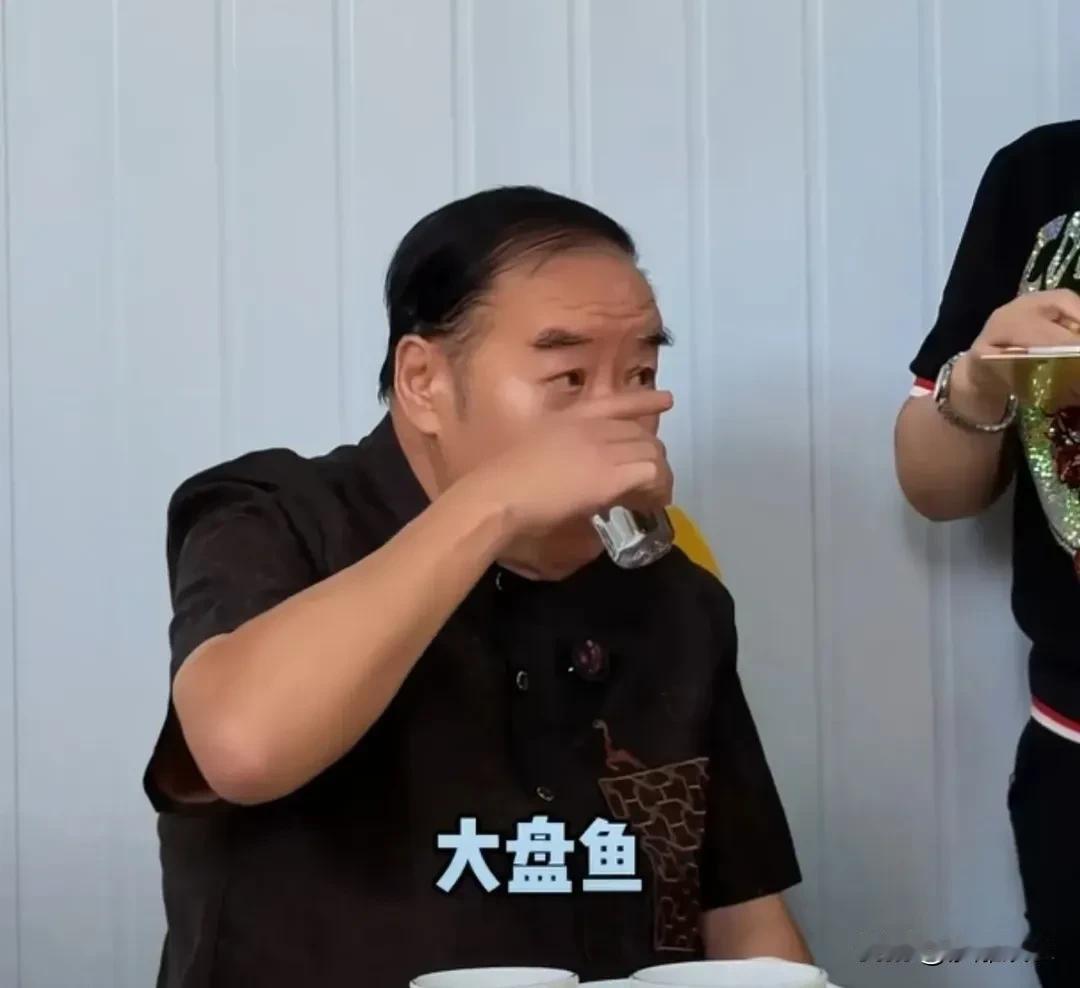 “肥猫”郑则仕在顺德一家餐厅点了一份大盘鱼，服务员报价“1500元”。
正在喝水