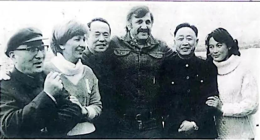 1979年瓦尔特来上海
上影厂长徐桑楚 演员陈强 白穆 向梅陪同游览黄浦江